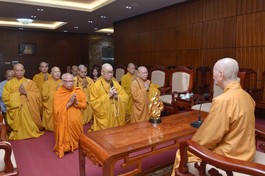 Ban Trị sự Phật giáo tỉnh Tiền Giang khánh tuế Đức Pháp chủ - Ảnh: Bảo Toàn/Báo Giác Ngộ