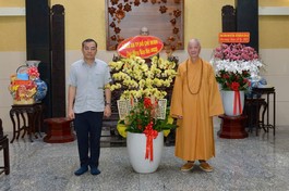 Phó Giám đốc Công an TP.HCM đã đến chùa Huê Nghiêm thăm và chúc Tết Đức Pháp chủ GHPGVN