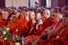 Đại biểu tham dự Đại lễ Vesak Liên Hiệp Quốc 2025 nhất tâm trong Lễ tụng kinh cầu nguyện cho hòa bình thế giới, mở đầu phiên làm việc buổi chiều - Ảnh: Quảng Đạo/BGN
