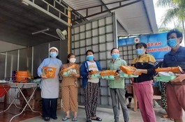Bếp ăn tình thương tịnh xá Ngọc Đạt trao tặng 600 suất ăn - Ảnh: G.Minh Cần