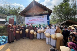 Ban Văn hóa Phật giáo TP.HCM trao tặng nhà tình thương đến bà con miền Trung