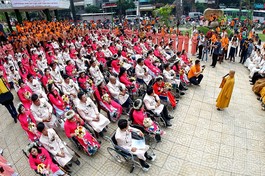 Tác phẩm “Đại hỷ” của tác giả Phạm Minh Giảng với nội dung thể hiện lễ hằng thuận của 50 cặp vợ chồng trong niềm hạnh phúc lớn