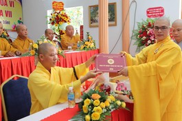 Trao bằng tốt nghiệp đến các Tăng Ni sinh khóa VI