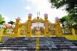 Cổng trước tổ đình Bác Ái được xây dựng lại