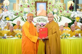 Thượng tọa Thích Thiện Quý trao quyết định bổ nhiệm trụ trì Linh Quang tịnh xá đến Thượng tọa Thích Minh Huệ