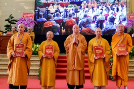 Hòa thượng Thích Lệ Trang trao quyết định Ban Phật giáo Quốc tế GHPGVN TP.HCM nhiệm kỳ 2022-2027 