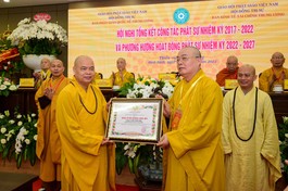 Hòa thượng Thích Thanh Nhiễu trao tặng Bằng tuyên dương công đức đến Thượng tọa Thích Thanh Phong