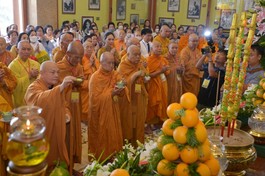 Chư tôn đức và quan khách niêm hương tại chánh điện trong lễ khánh thành Di tích đắc đạo Tổ sư Minh Đăng Quang tại Mũi Nai - Hà Tiên, tỉnh Kiên Giang - Ảnh: BGN