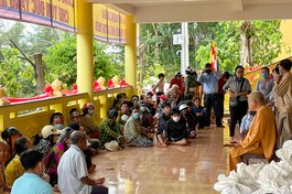 Hòa thượng Thích Giác Toàn thăm hỏi, động viên bà con khó khăn trên địa bàn TP.Hà Tiên