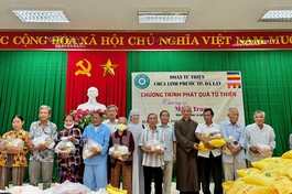 Chùa Linh Phước, TP.Đà Lạt trao 750 phần quà đến người dân các tỉnh miền Trung - Ảhh H.Đ
