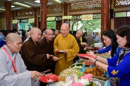 Chư tôn đức thưởng thức các món chay tại Hội chợ "Ẩm thực chay" do Phân ban Ni giới quận 4 tổ chức