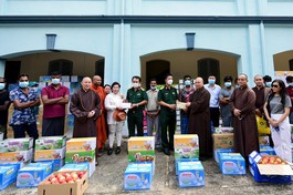 Thượng tọa Thích Thanh Phong trao tặng các phần quà đến người dân Sri Lanka gặp nạn