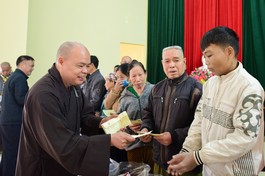Thượng toạ Thích Thanh Phong trao quà đến người dân tại tỉnh Hòa Bình