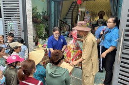 Trao quà Tết đến người dân có hoàn cảnh khó khăn