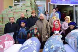 Trao tặng các phần quà đến người dân tại Y Tý (Lào Cai)