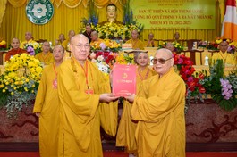 Hòa thượng Thích Thiện Nhơn trao quyết định đến Trưởng ban Từ thiện xã hội T.Ư, Hòa Thượng Thích Quảng Tùng 