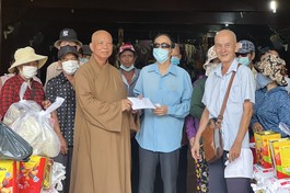 Thượng tọa Thích Thiện Từ trao các phần quà đến nạn nhân chất độc da cam/dioxin tại chùa Đức Phú 