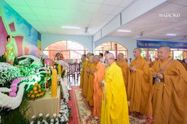 Đại chúng cử hành nghi thức Phật đản tại lễ đài Long Hoa cổ tự