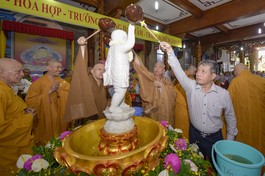 Chư tôn đức, đại diện chính quyền thực hiện nghi thức Tắm Phật tại chùa Đức Phú