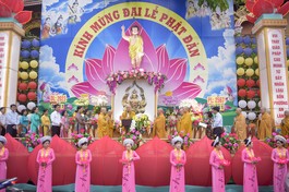 Lễ đài chính cử hành Đại lễ Phật đản của Phật giáo Q.1 tại tổ đình Vạn Thọ