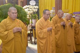 Thượng tọa Thích Tâm Hải cùng các thành viên Ban Thông tin - Truyền thông GHPGVN TP.HCM dâng hương tưởng niệm Trưởng lão Hòa thượng Thích Thanh Sơn