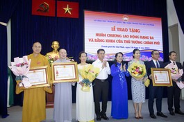 Đại diện Ban Từ thiện xã hội GHPGVN TP.HCM cùng các tập thể, cá nhân nhận Huân chương Lao động hạng 3 của Chủ tịch nước và Bằng khen của Thủ tướng Chính phủ tại hội nghị