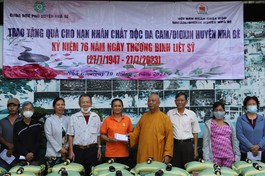 Tặng quà đến các nạn nhân chất độc màu da cam/dioxin H.Nhà Bè