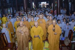 Thượng tọa Thích Đức Thông đại diện đoàn tác bạch cúng dường tại hạ trường chùa Pháp Võ 