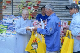 Trao quà đến người dân khó khăn trên địa bàn H.Nhà Bè