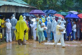 Người dân xã Trà Bui, H.Bắc Trà My nhận quà dưới trời mưa