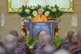 Trưởng lão Hòa thượng Thích Minh Thông thuyết trình về các vấn đề giới luật của người xuất gia trong đời sống hiện tại đến Tăng Ni - Ảnh: Quảng Đạo/BGN