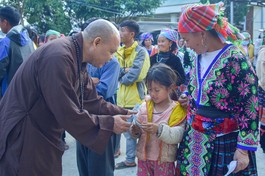 Thượng tọa Thích Thanh Phong trao quà đến một em nhỏ tại xã Tả Lèng, H.Tam Đường, tỉnh Lai Châu