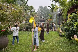 Chư Tăng, Phật tử Quốc tự Diệu Đế dựng nêu đón Tết vào sáng 27 tháng Chạp