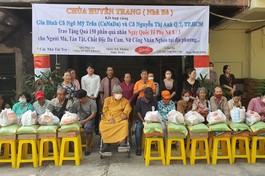 Thượng tọa Thích Truyền Tứ cùng các nhà tài trợ trao quà đến người dân tại chùa Huyền Trang (H.Nhà Bè)