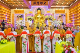 Chư tôn đức thực hiện nghi thức cắt băng khánh thành ngôi Tam bảo chùa Từ Khánh sau 2 năm trùng tu