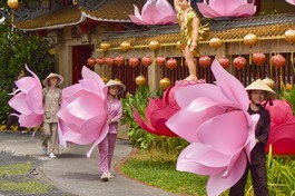 Các bạn Phật tử trẻ chùa Pháp Hoa (Q.3, TP.HCM) tham gia treo lồng đèn hoa sen mừng Đại lễ Phật đản - Ảnh: Quảng Đạo/BGN