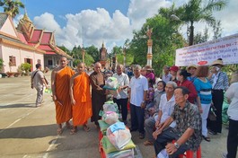 Trao tặng các phần quà đến đồng bào Khmer tại xã Thạnh Phú, H.Mỹ Xuyên