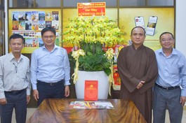 Ông Nguyễn Mạnh Cường đại diện lãnh đạo Thành ủy - HĐND - UBND - Ủy ban MTTQVN TP.HCM thăm, chúc mừng Phật đản Báo Giác Ngộ vào chiều 16-5 - Ảnh: Quảng Đạo
