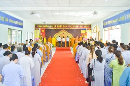 Chư Tăng, Phật tử, đại diện chính quyền tham dự Đại lễ Phật đản Phật lịch 2568 của Phật giáo Q.7 tại Long Hoa cổ tự vào sáng 17-5 - Ảnh: Quảng Đạo