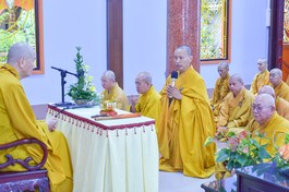 Thượng tọa Thích Minh Quang cung thỉnh Trưởng lão Hòa thượng Thích Thanh Hùng sách tấn các hành giả - Ảnh: Quảng Đạo