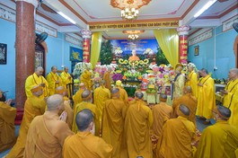 Môn đồ pháp quyến thực hiện nghi thức cung tiến Giác linh Trưởng lão Hòa thượng Thích Thanh Sơn - Ảnh: Quảng Đạo