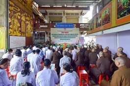 Tăng Ni, Phật tử, chức sắc tôn giáo bạn tham dự hội nghị tại chùa Đức Phú (H.Nhà Bè) chiều 19-7 - Ảnh: Quảng Đạo