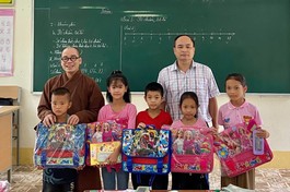 Đại đức Thích Minh Đức trao quà đến các em học sinh tiểu học điểm trường Làng Nùng