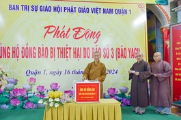Thượng tọa Thích Minh Quang cùng chư tôn đức trong Thường trực Ban Trị sự GHPGVN Q.1 đóng góp ủng hộ - Ảnh: Quảng Đạo/BGN
