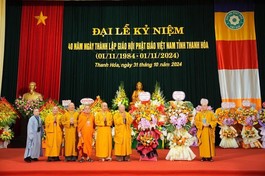 Trưởng lão Hòa thượng Thích Thanh Nhiễu trao tặng lẵng hoa chúc mừng của TƯGH đến Thượng tọa Thích Tâm Định cùng tập thể Ban Trị sự GHPGVN tỉnh Thanh Hóa - Ảnh: Diệu Tường