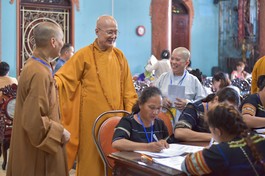 Hòa thượng Thích Chơn Không, Trưởng ban Hướng dẫn Phật tử GHPGVN TP.HCM, Trưởng ban Tổ chức hội thi giáo lý Phật tử thăm hỏi, động viên tinh thần các thí sinh đồng bào K'Ho tại điểm thi do Ban Trị sự GHPGVN Q.1 tổ chức - Ảnh: Quảng Đạo/BGN