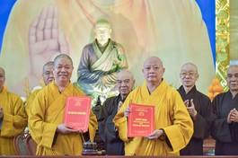 Hòa thượng Thích Lệ Trang và Hòa thượng Thích Thọ Lạc trao đổi bản ký kết giữa Ban Trị sự GHPGVN TP.HCM và Ban Văn hóa T.Ư - Ảnh: Quảng Đạo/BGN