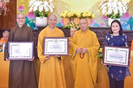 Trưởng lão Hòa thượng Thích Thiện Pháp trao Bằng tuyên dương công đức đến tập thể thuộc Ban Văn hóa T.Ư - Ảnh: Quảng Đạo/BGN