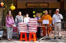 Chư Tăng, Phật tử chùa Tam Bảo (TP.Đà Nẵng) trao quà đến người dân khó khăn