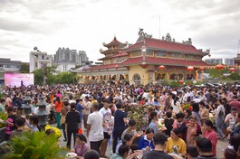 Ngày hội Ẩm thực buffet chay do Ban Trị sự GHPGVN Q.7 tổ chức tại Long Hoa cổ tự - Ảnh: Quảng Đạo/BGN